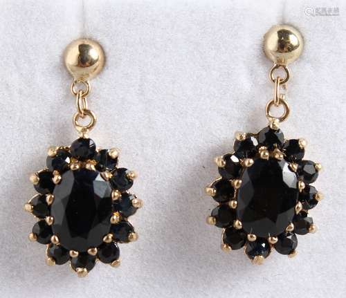 A PAIR OF 9CT GOLD GARNET SET DROP EARRINGS.