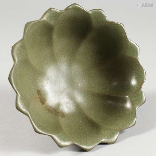 A CHINESE CELADON CRACKLE GLAZE LOTUS BOWL. 7.5ins diameter.