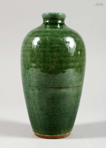 A CHINESE GREEN GLAZED POTTERY VASE. 7ins high.