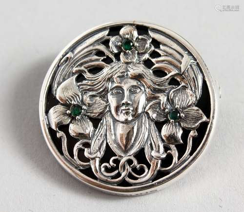 AN ART NOUVEAU DESIGN SILVER EMERALD SET BROOCH.