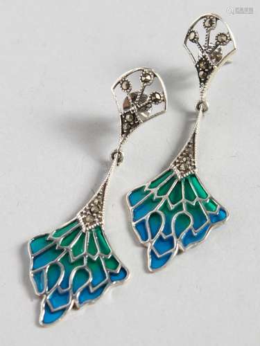 A PAIR OF SILVER AND BLUE ENAMEL PLIQUE DROP EARRINGS.