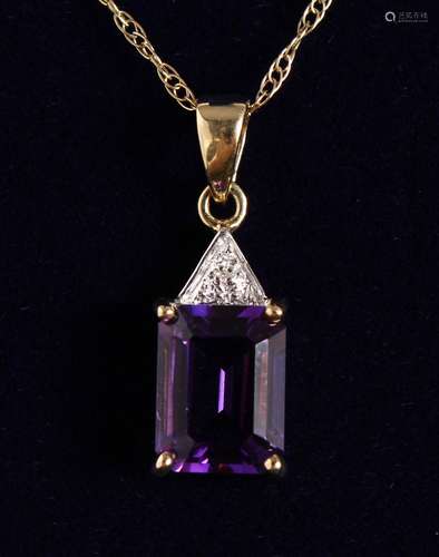 A 9CT GOLD AND AMETHYST PENDANT AND CHAIN.