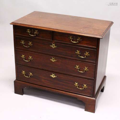 A GOOD SMALL GEORGE III MAHOGANY CHEST OF TWO SHORT AND THREE GRADUATED LONG DRAWERS, and with brass