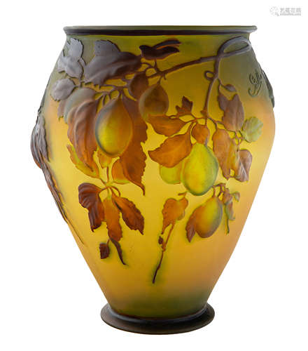 A LARGE GALLE MOLD-BLOWN CAMEO GLASS 'PLUM' VASE, CIRCA 1920