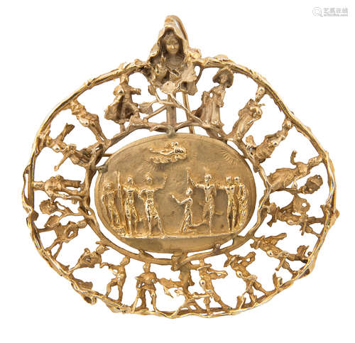 A LATE 20TH CENTURY ERIC DE KOLB 14K GOLD ALLEGORICAL SCENE PENDANT BROOCH