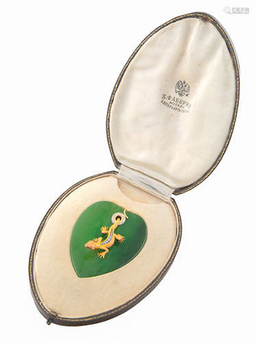 A FABERGE NEPHRITE, GOLD- AND DIAMOND-MOUNTED PENDANT, ST. PETERSBURG, 1898-1903