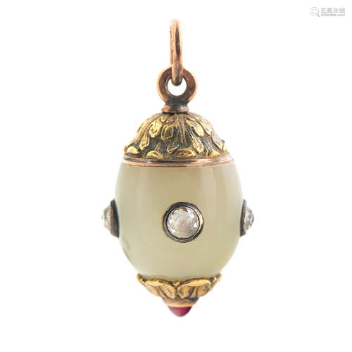 A FABERGE GOLD-MOUNTED BOWENITE AND DIAMOND EGG PENDANT, WORKMASTER HENRIK WINGSTROM, ST. PETERSBURG