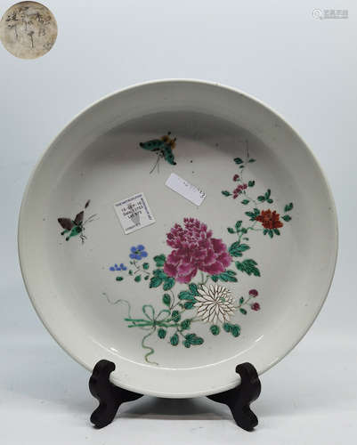 A FAMILLE ROSE GLAZE PLATE WITH BUTTERFLY PATTERN