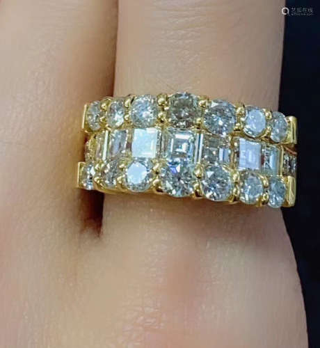 A 18K DIAMOND PENDANT RING