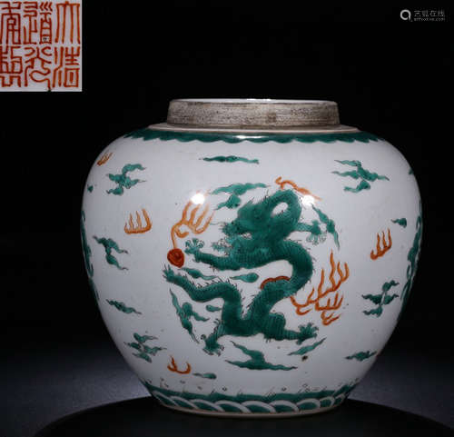 A DOUCAI GLAZE JAR WITH DRAGON PATTERN