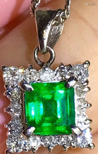 A PLATINUM&EMERALD PENDANT NECKLACE