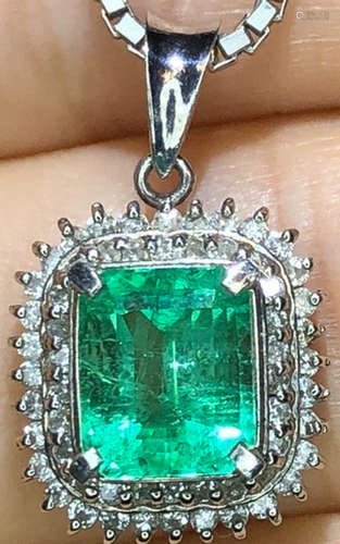 A PLATINUM&COLOMBIA EMERALD PENDANT NECKLACE