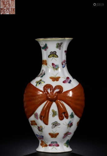 A FAMILLE ROSE GLAZE VASE