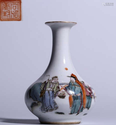 A PORCELAIN VASE WITH FIGURE PATTERN