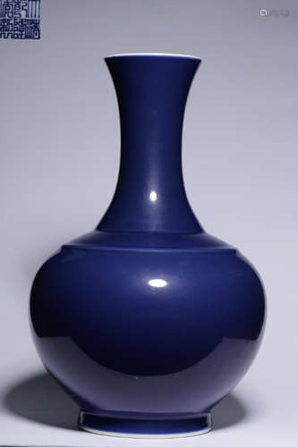 A BLUE GLAZE VASE