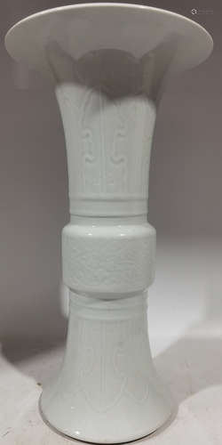 A WHITE GLAZE VASE WITH FLORAL PATTERN