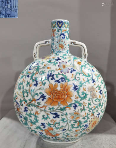 A DOUCAI GLAZE VASE WITH FLORAL PATTERN