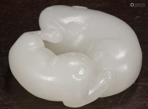 A HETIAN JADE CARVED BEAST SHAPED PENDANT