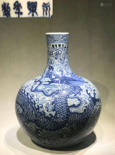 A BLUE&WHITE GLAZE VASE