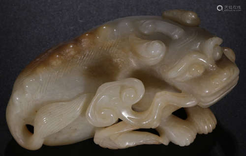 A HETIAN JADE CARVED BEAST SHAPED PENDANT