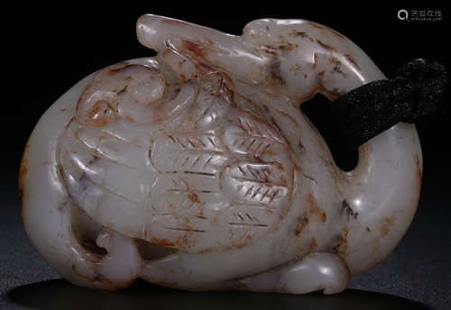 A HETIAN JADE CARVED BEAST SHAPED PENDANT