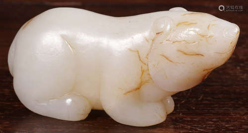 A HETIAN JADE CARVED BEAR SHAPED PENDANT