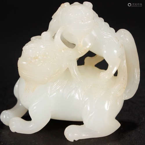 A HETIAN JADE CARVED BEAST SHAPED PENDANT