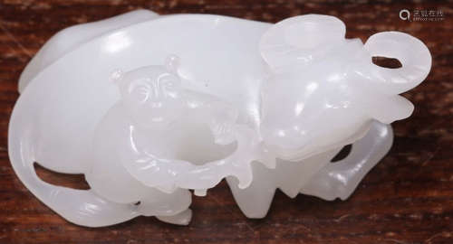 A HETIAN JADE CARVED KID&COW SHAPED PENDANT