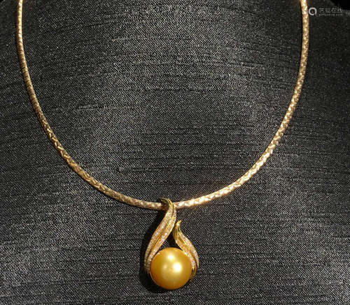 A 18K GOLD&SOUTH SEA PEARL NECKLACE