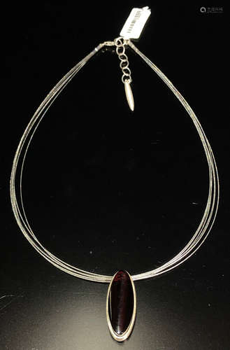 A SILVER&AMBER PENDANT NECKLACE