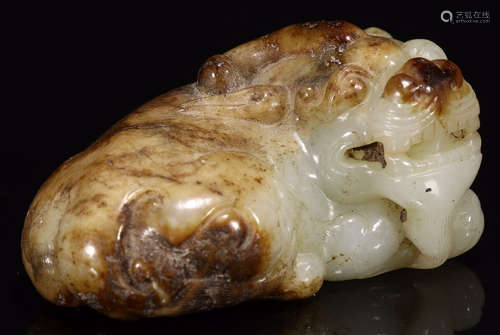 A HETIAN JADE CARVED BEAST SHAPED PENDANT