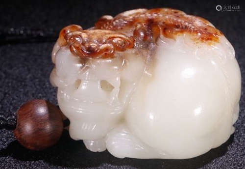 A HETIAN JADE CARVED BEAST SHAPED PENDANT