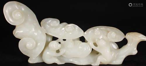 A HETIAN JADE CARVED MONKEY SHAPED PENDANT