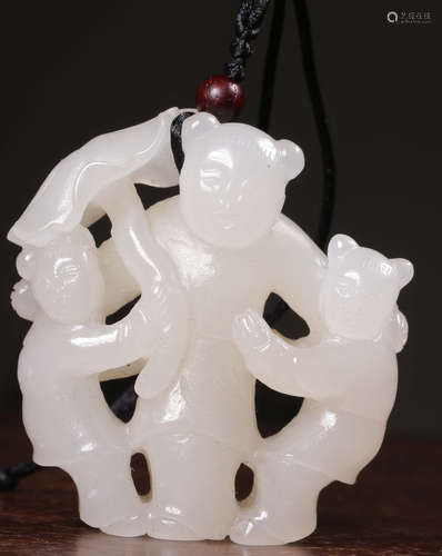 A HETIAN JADE CARVED KID SHAPED PENDANT