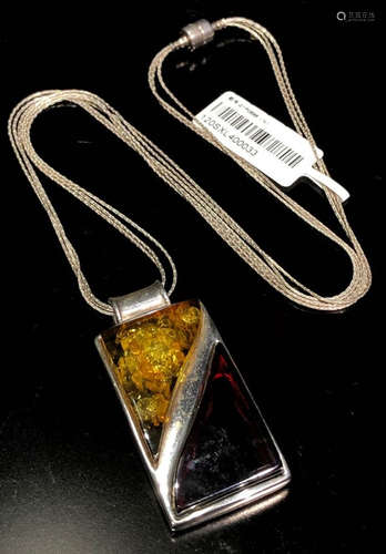 A SILVER&AMBER PENDANT NECKLACE