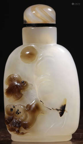 AN AGATE CARVED SNUFF BOTTLE