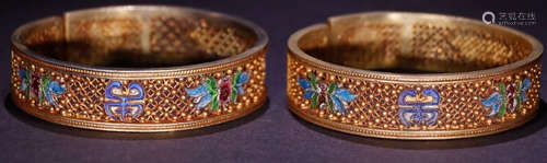 PAIR OF GILT SILVER CASTED FLORAL PATTERN BANGLE