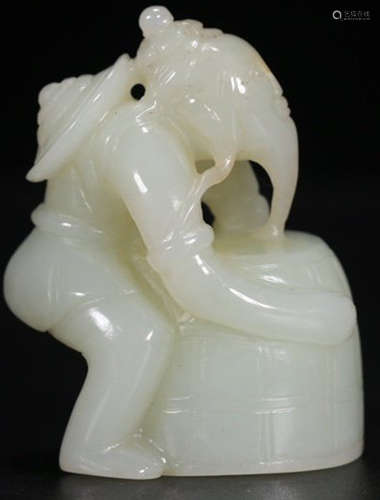 A HETIAN JADE CARVED FIGURE SHAPED PENDANT