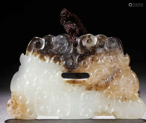 A HETIAN JADE CARVED BEAST PATTERN PENDANT