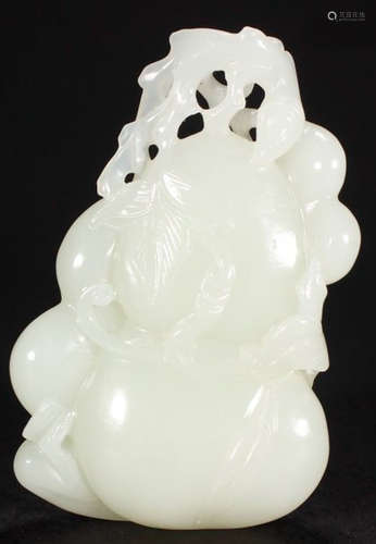 A HETIAN JADE CARVED GOURD PATTERN PENDANT