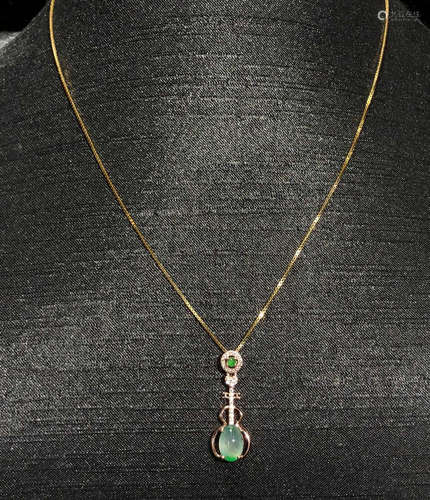 A ICEY JADEITE PENDANT NECKLACE