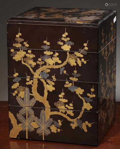 A LACQUER CARVED BOX WITH FLORAL PATTERN