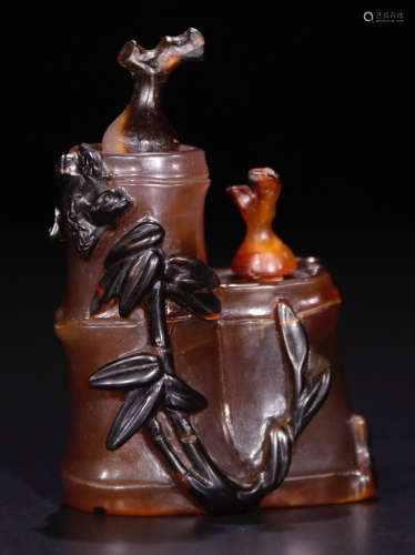 AN OLD AGATE SNUFF BOTTLE SHAPED WITH BAMBOO