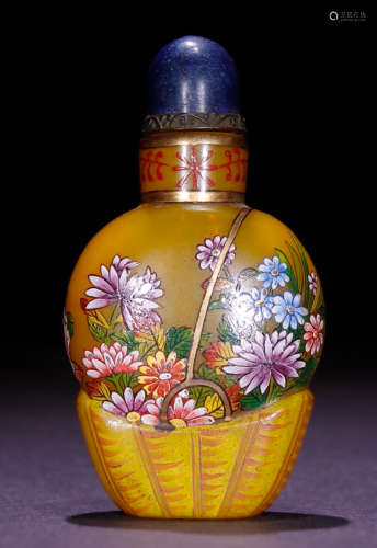 A GLASS SNUFF BOTTLE PAINTED WITH FLOWER