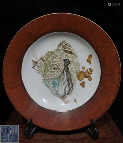 A FAMILLE ROSE GLAZE PLATE PAINTED WITH CABBAGE