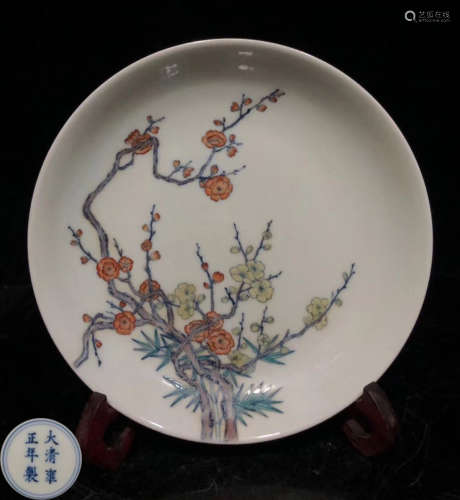 A FAMILLE ROSE GLAZE PLATE PAINTED WITH FLOWER
