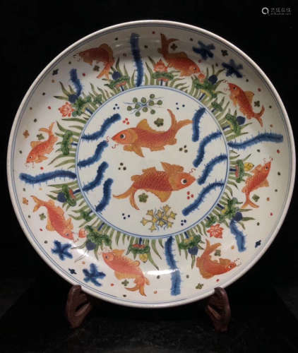 A FAMILLE ROSE GLAZE PLATE WITH FISH PATTERN