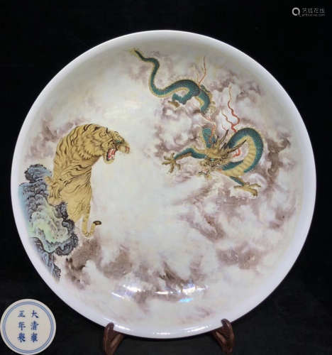 A FAMILLE ROSE GLAZE PLATE PAINTED WITH DRAGON&LION