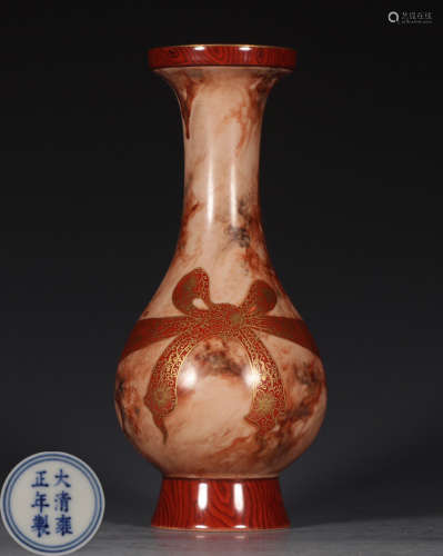 A RED GLAZE VASE WITH FLOWER PATTERN