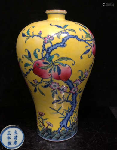 A FAMILLE ROSE GLAZE VASE WITH PEACH PATTERN
